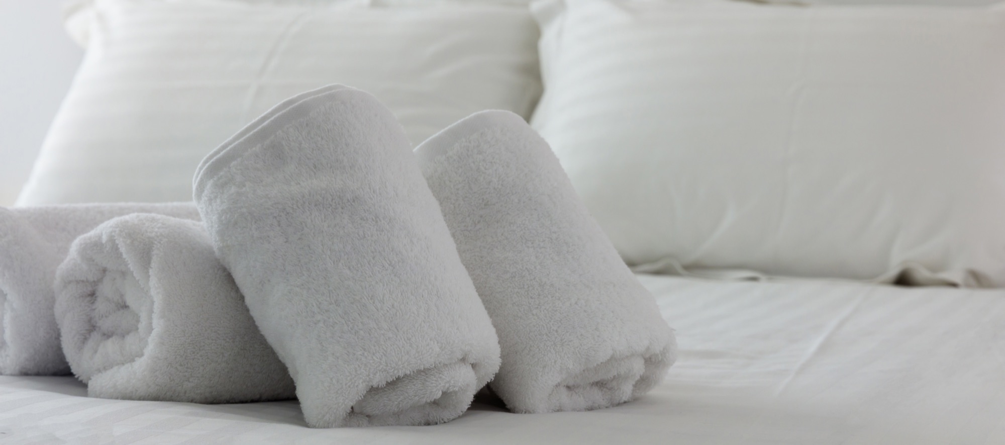 Reception di un hotel di una catena alberghiera, con arredi eleganti e finiture curate